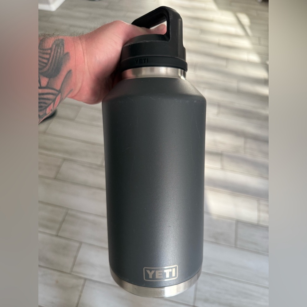Yeti Rambler 64oz in Charcoal